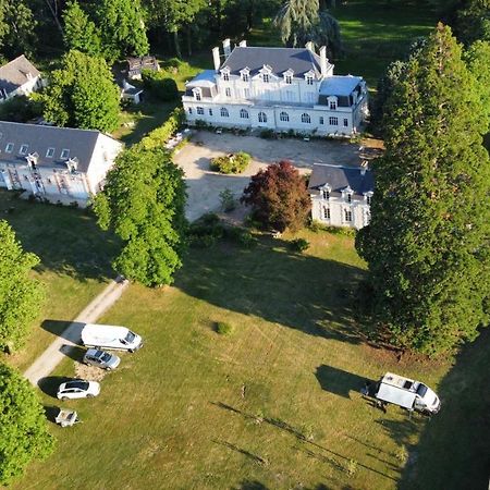 Emplacement Bucolique De Camping Dans Le Parc Du Chateau - Attention Tente Et Materiels Non Fournis Et Sans Possibilite De Faire Courir Une Rallonge Pour Se Raccorder A L'Electricite Brain-sur-Allonnes Eksteriør bilde